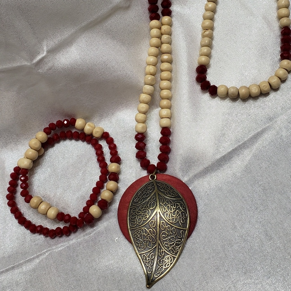 Necklace/Bracelets set
